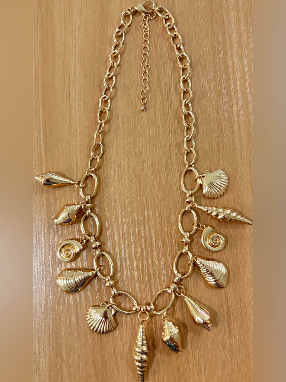 New never worn Gold Shell Charm Necklace Quality Heavy Piece